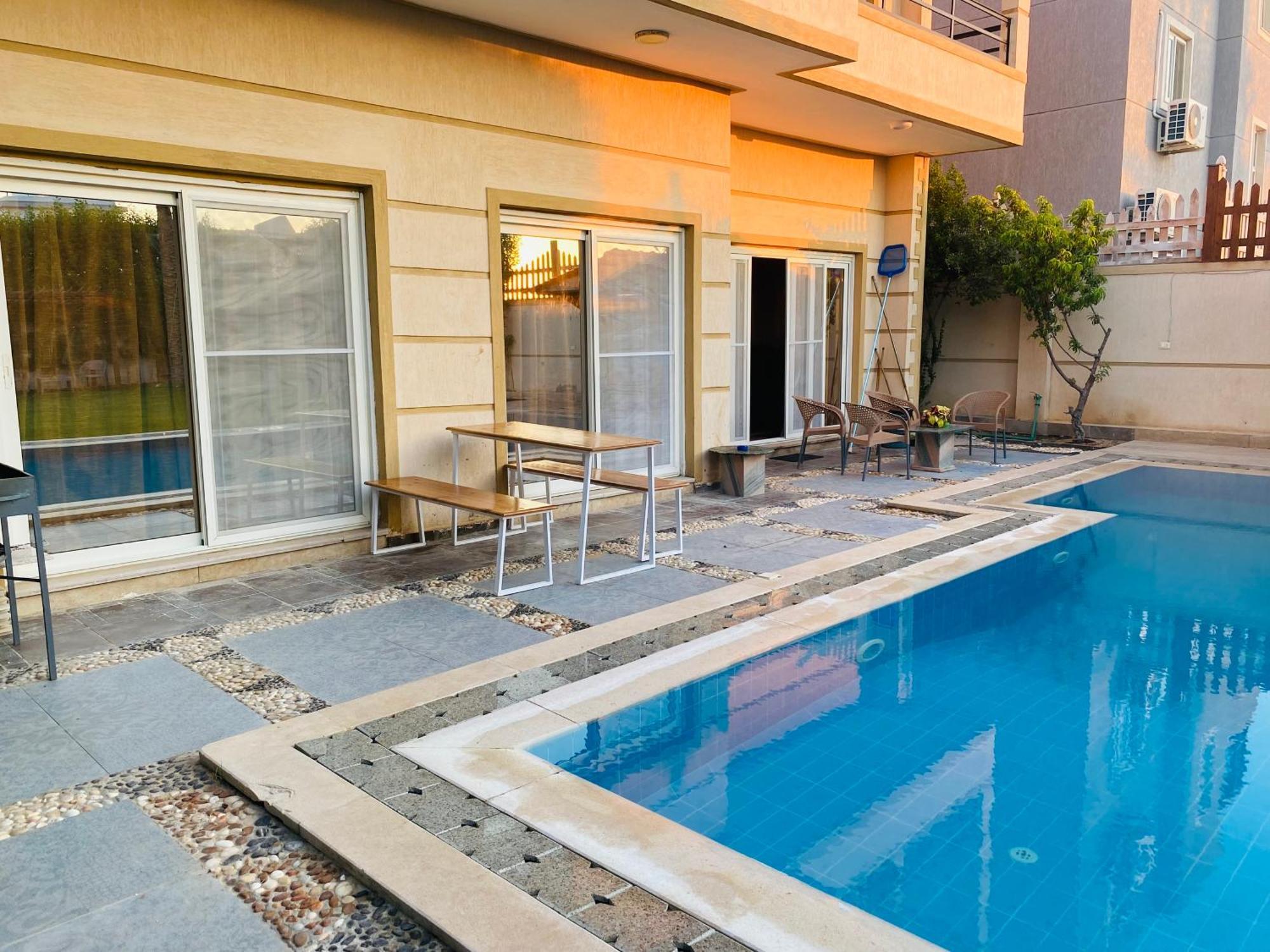 Villa Lovely 5- Bedroom With Overflow Pool With Garden At Oasis